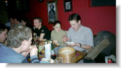 017_Tisch_mit_Marcel